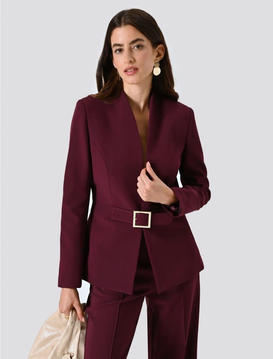 Bordeauxrood pak met riem met gouden gesp.